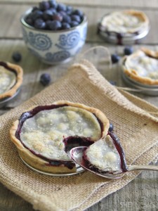 Mason_jar_lid_blueberry_pies_1_wy0yai